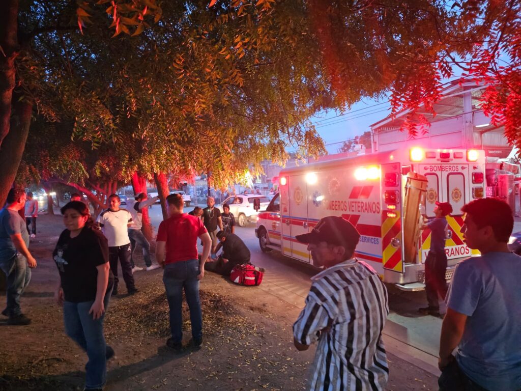 Bomberos Veteranos Mazatlán atendieron al motociclista.