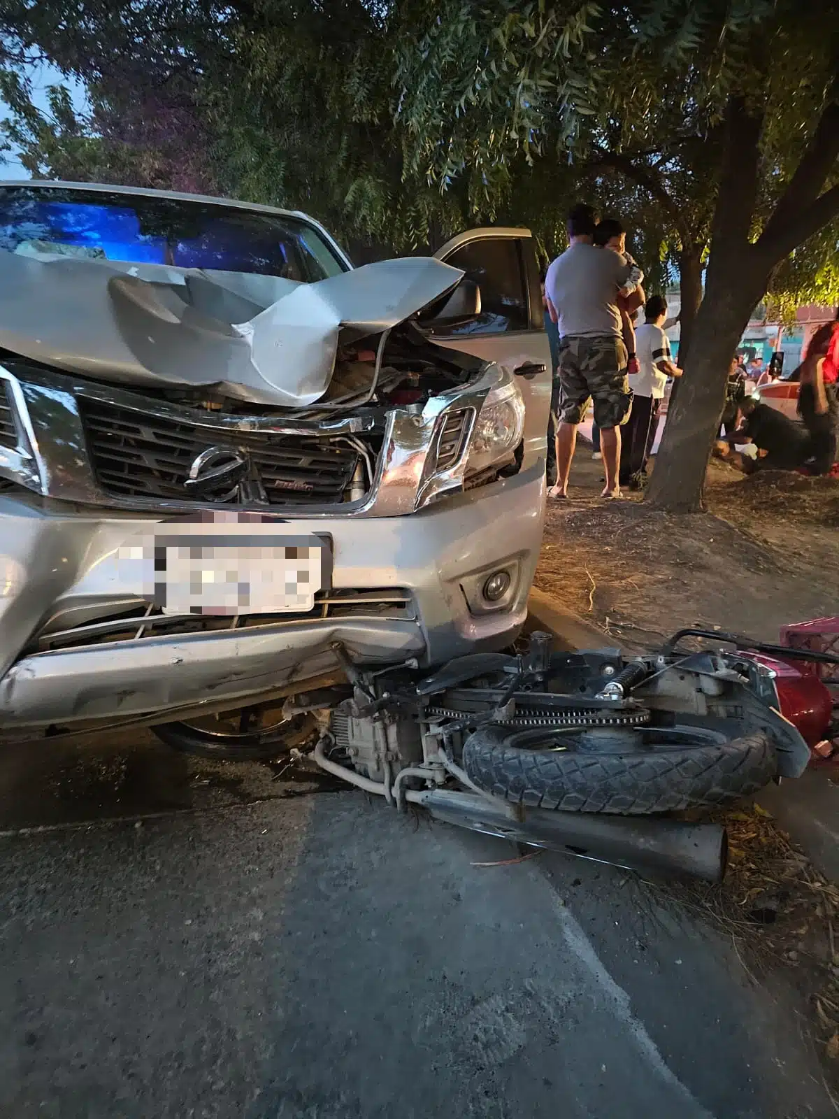 La motocicleta quedó abajo del vehículo tras el accidente.