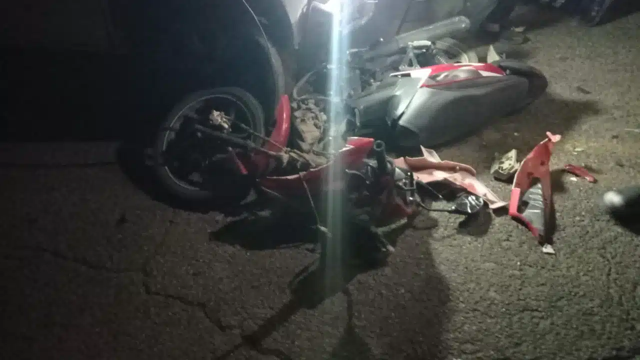 Motocicleta en la que viajaban Gustavo Adolfo y Ana Karen tras un accidente tipo choque en Costa Rica, Culiacán