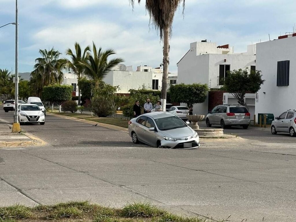 Carro cae a un socavón en Mazatlán