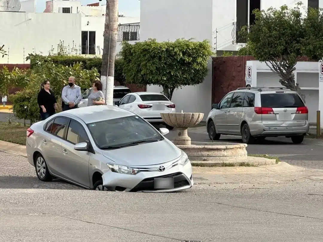Carro cae a un socavón en Mazatlán