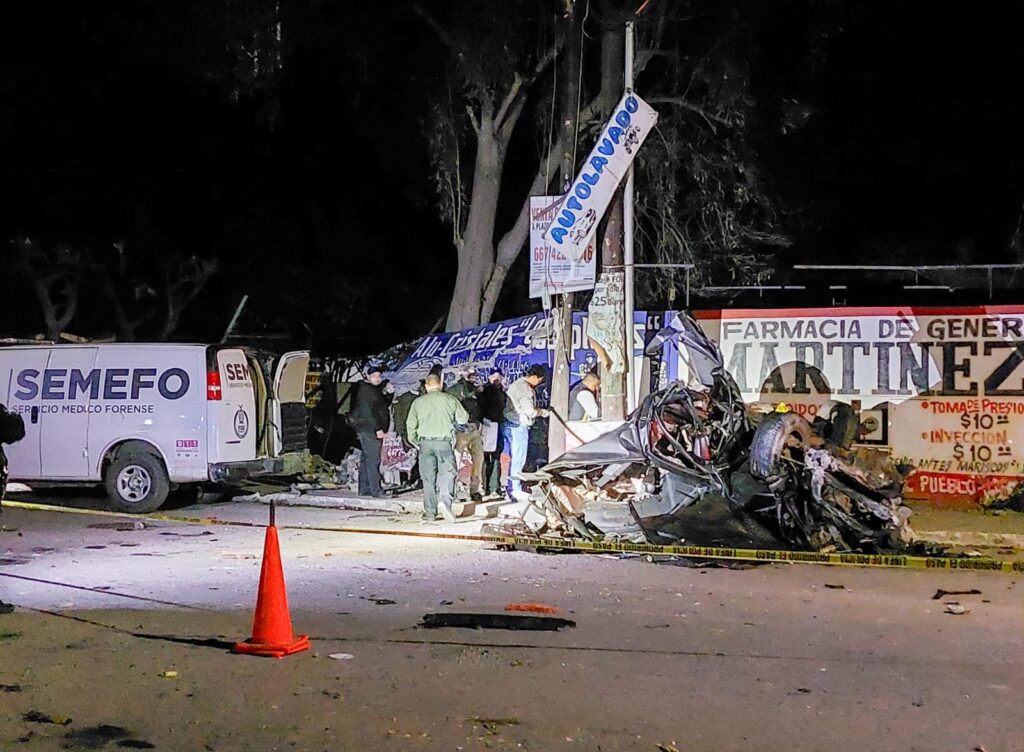 Camioneta Tacoma gris destrozada tras choque en Eldorado, Culiacán