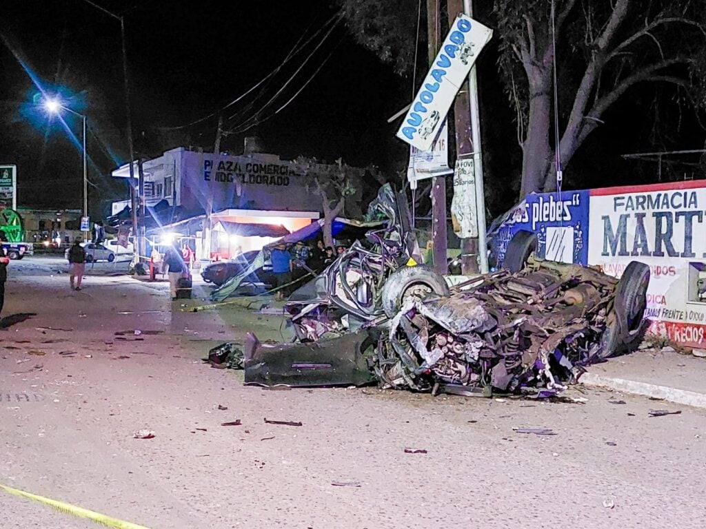 Camioneta Tacoma gris destrozada tras choque en Eldorado, Culiacán