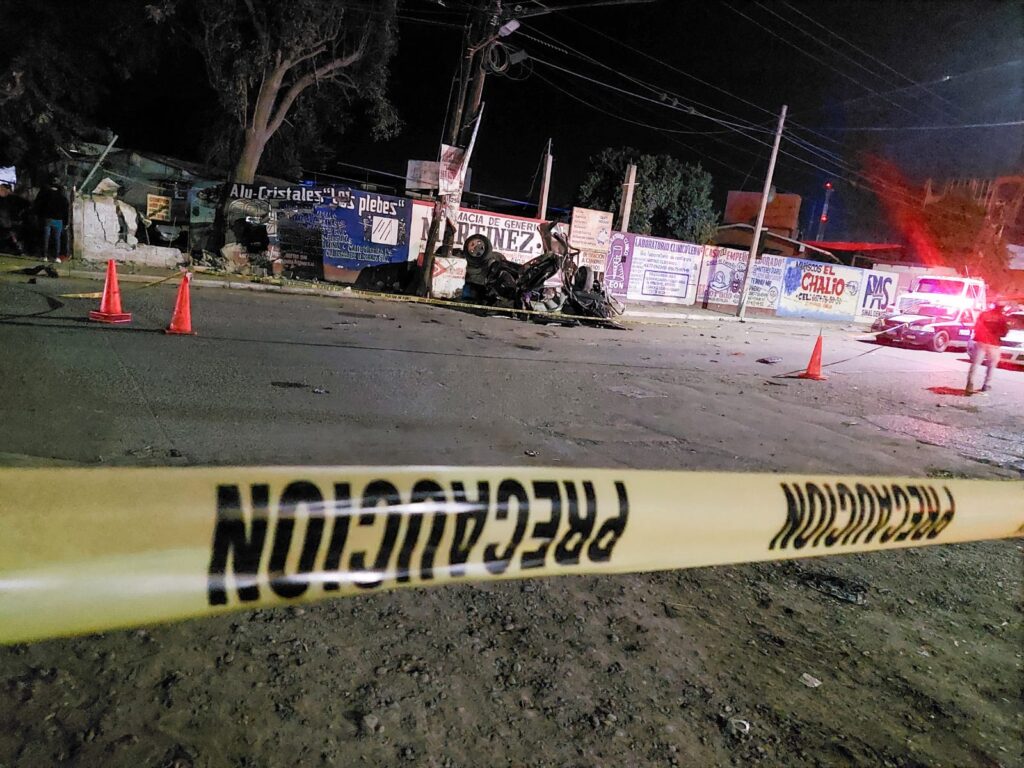 Camioneta Tacoma gris destrozada tras choque en Eldorado, Culiacán