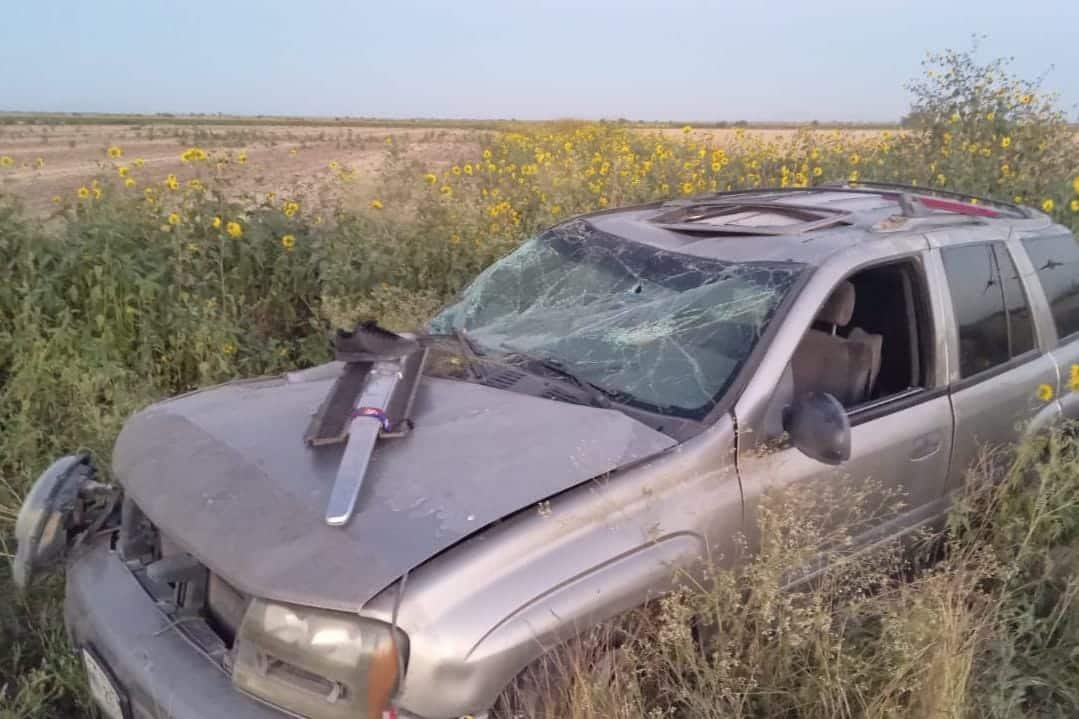 Camioneta con el cristal y cofre destrozados tras un accidente tipo volcadura en Guasave