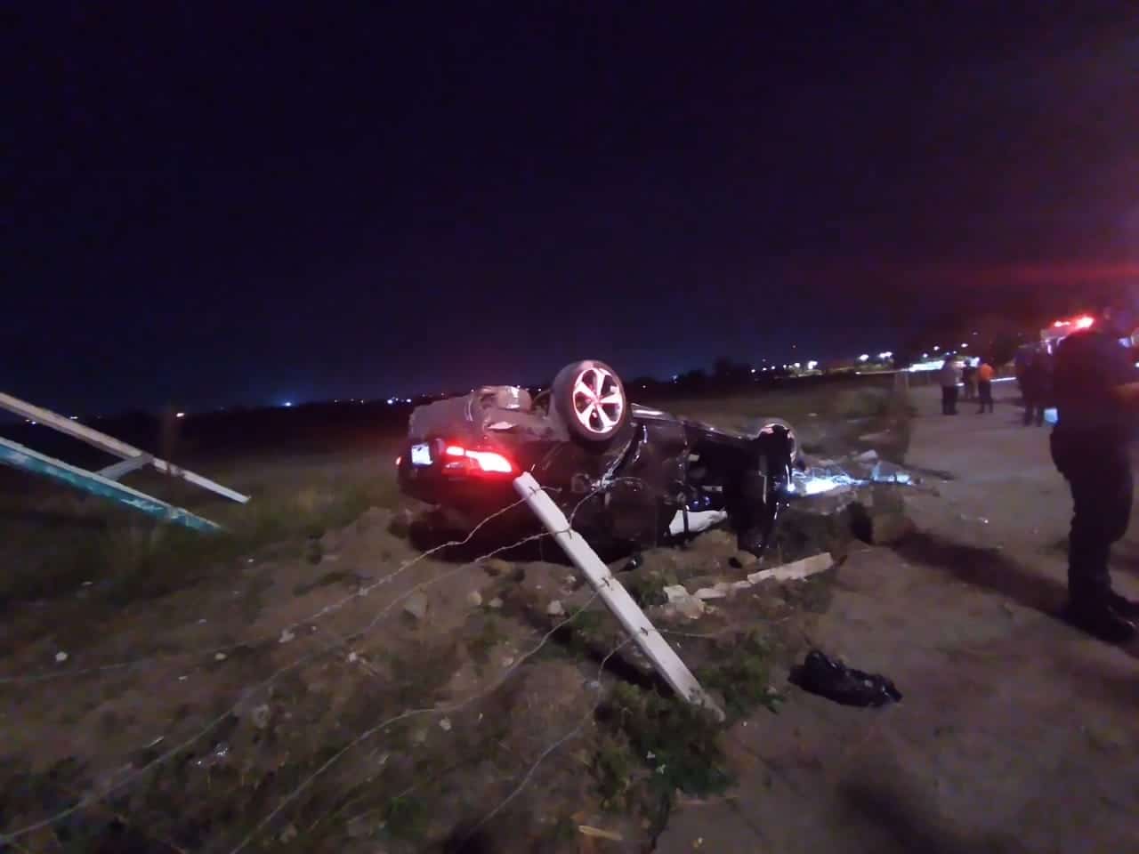 Carro con los neumáticos hacia arriba tras un accidente tipo volcadura en Mazatlán