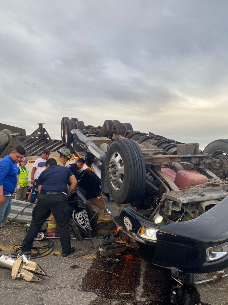 Tráiler volcado con los neumáticos hacia arriba tras un accidente por la autopista Tepic-Mazatlán en Villa Unión