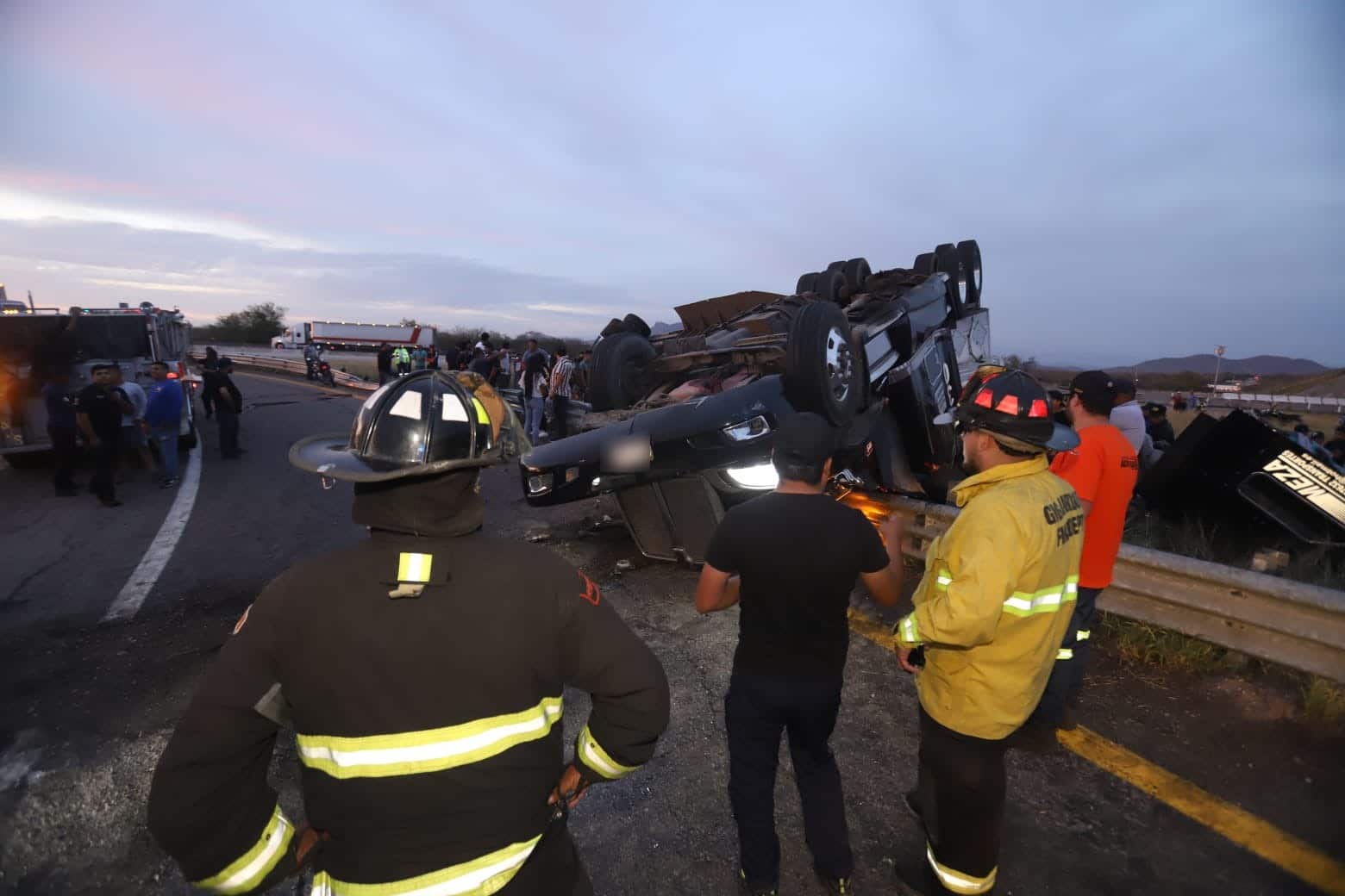 Tráiler volcado con los neumáticos hacia arriba tras un accidente por la autopista Tepic-Mazatlán en Villa Unión