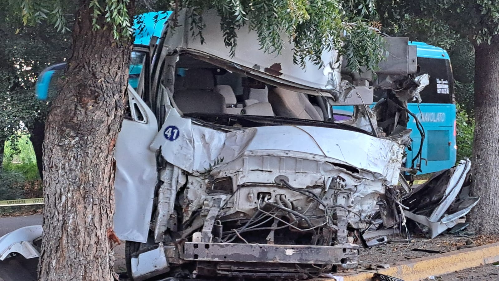 Camioneta de transporte destrozada