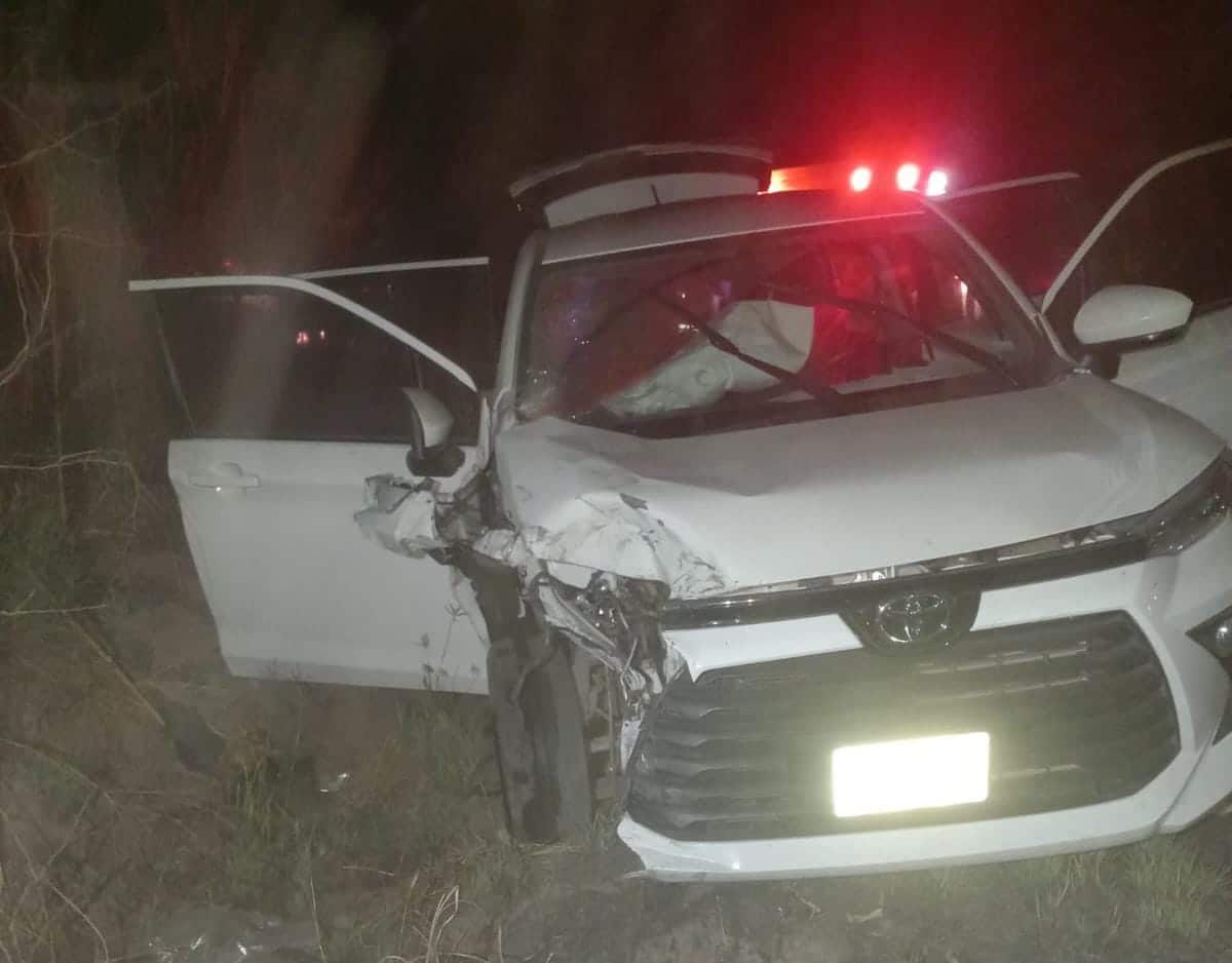 Camioneta blanca con las puertas abiertas y el costado derecho chocado