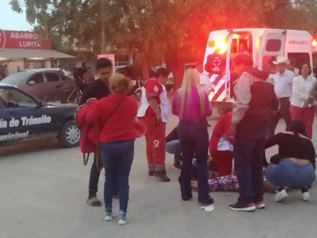 Personal de la Cruz Roja auxilia a una familia que iba en motocicleta