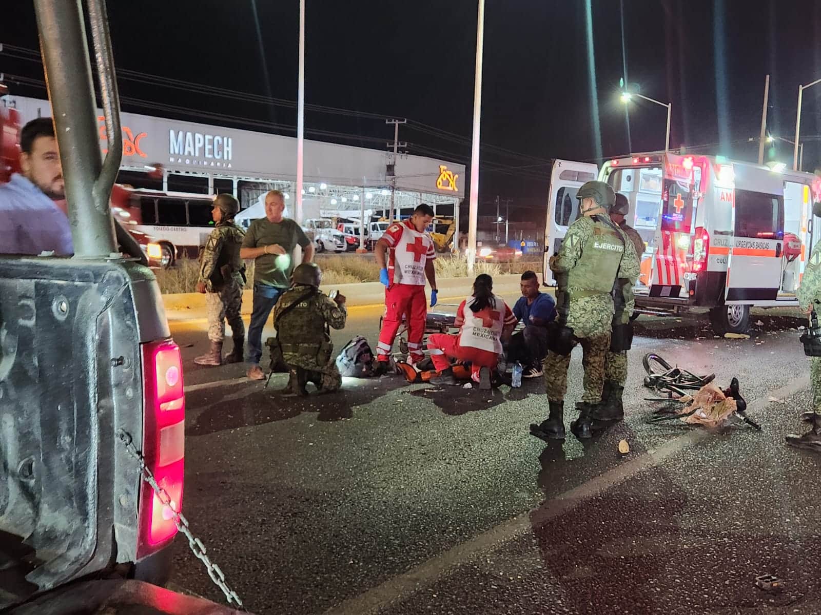 Miembros del Ejército Mexicano se detienen a ayudar al adulto accidentado