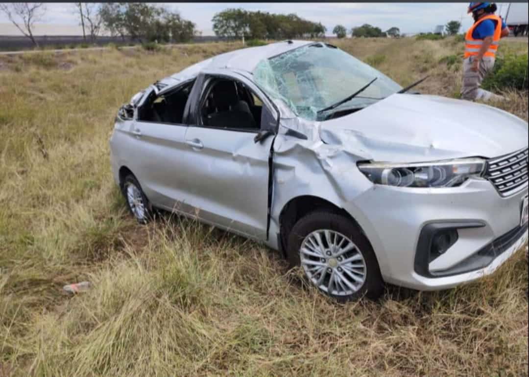 Vehículo particular después de su volcadura sobre la maxipista Culiacán-Mazatlán