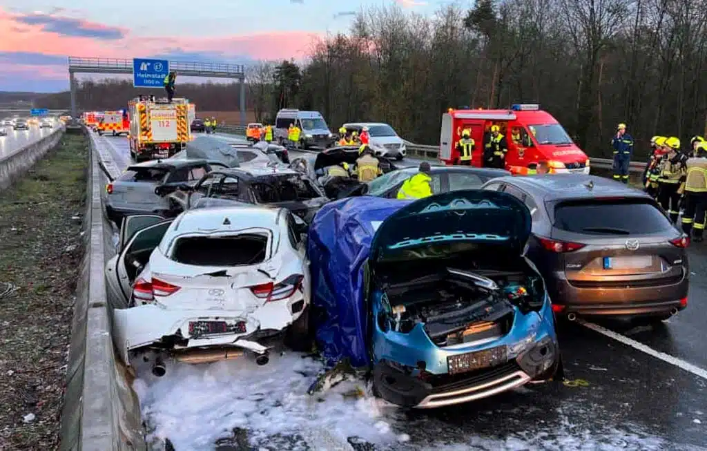Accidente vial en Alemania deja dos víctimas mortales y 27 heridos