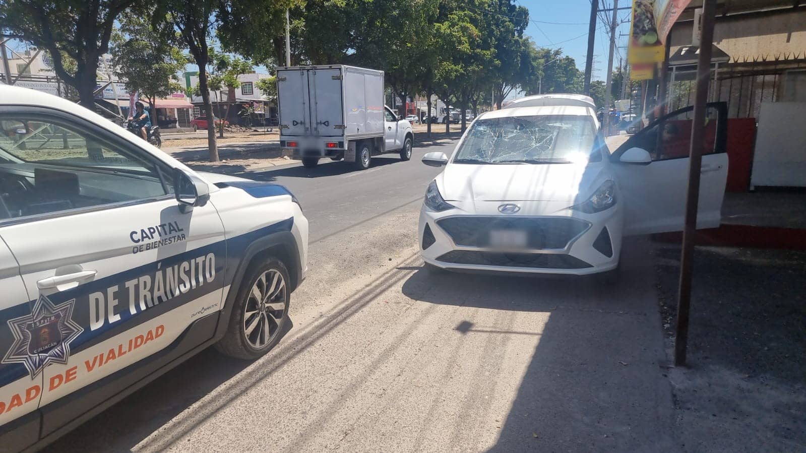 Automóvil Hyundai color blanco accidentado.