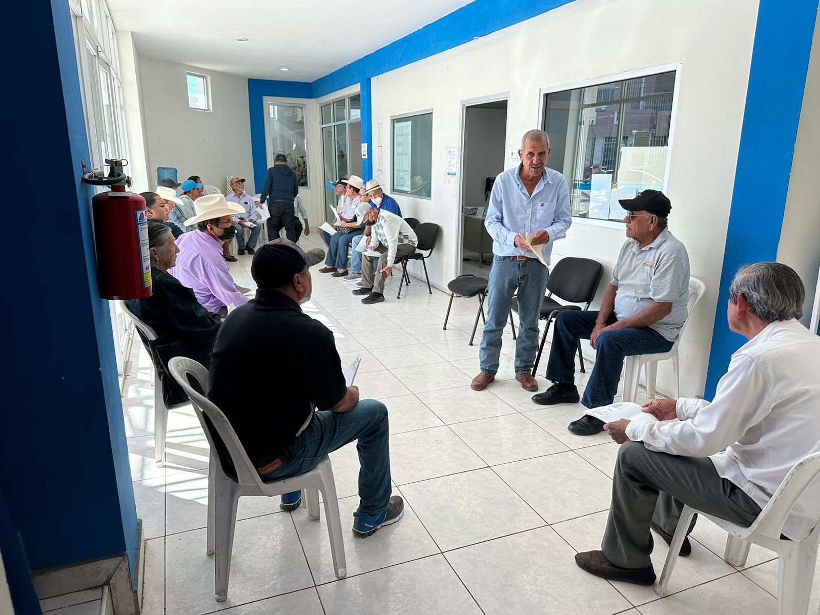 Adultos mayores afuera de la Japasa