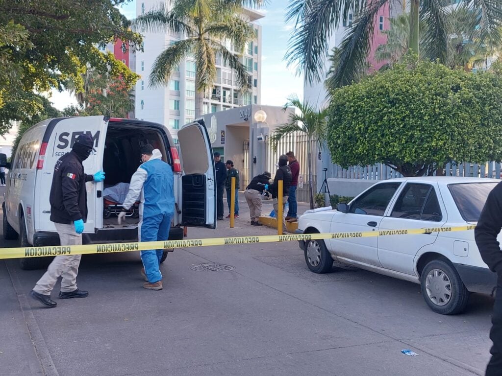 Agentes de la Fiscalía y periciales retiran los cuerpos en el lugar donde ocurrió el doble homicidio