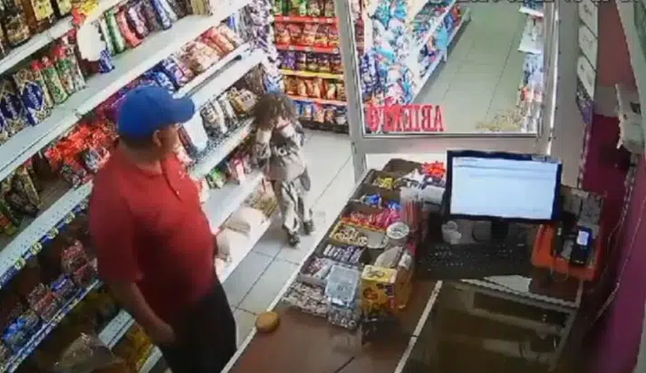 Captan a hombre golpeando a menor de edad en tienda de SLP