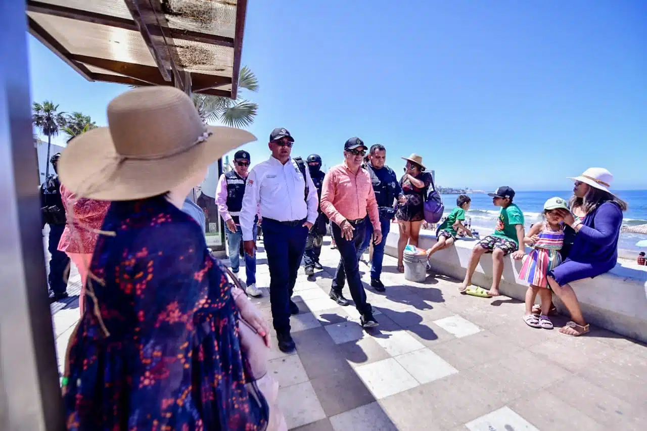 El alcalde de Mazatlán realiza un recorrido por la zona costera de la ciudad