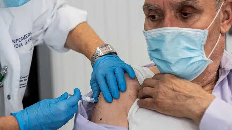 Alemán de 62 años de edad se vacuna 217 veces contra el COVID