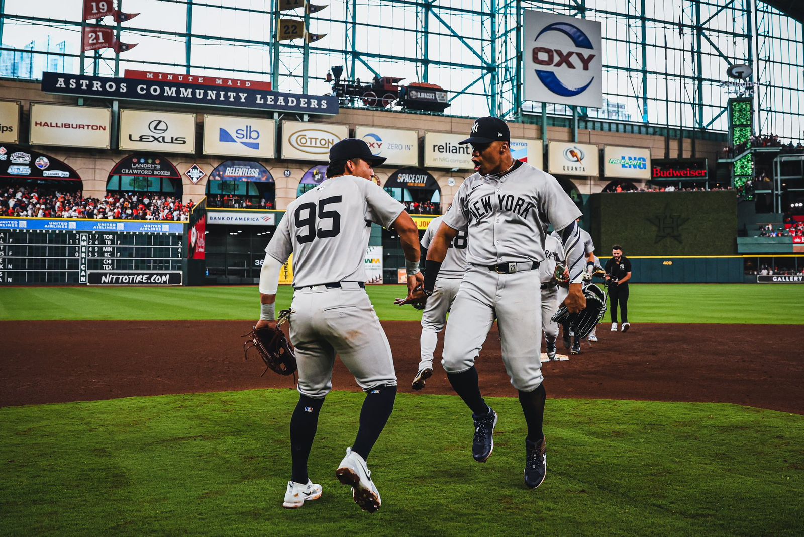 Alex Verdugo jugador de los yankees de Nueva York festejando junto a uno de sus compañeros