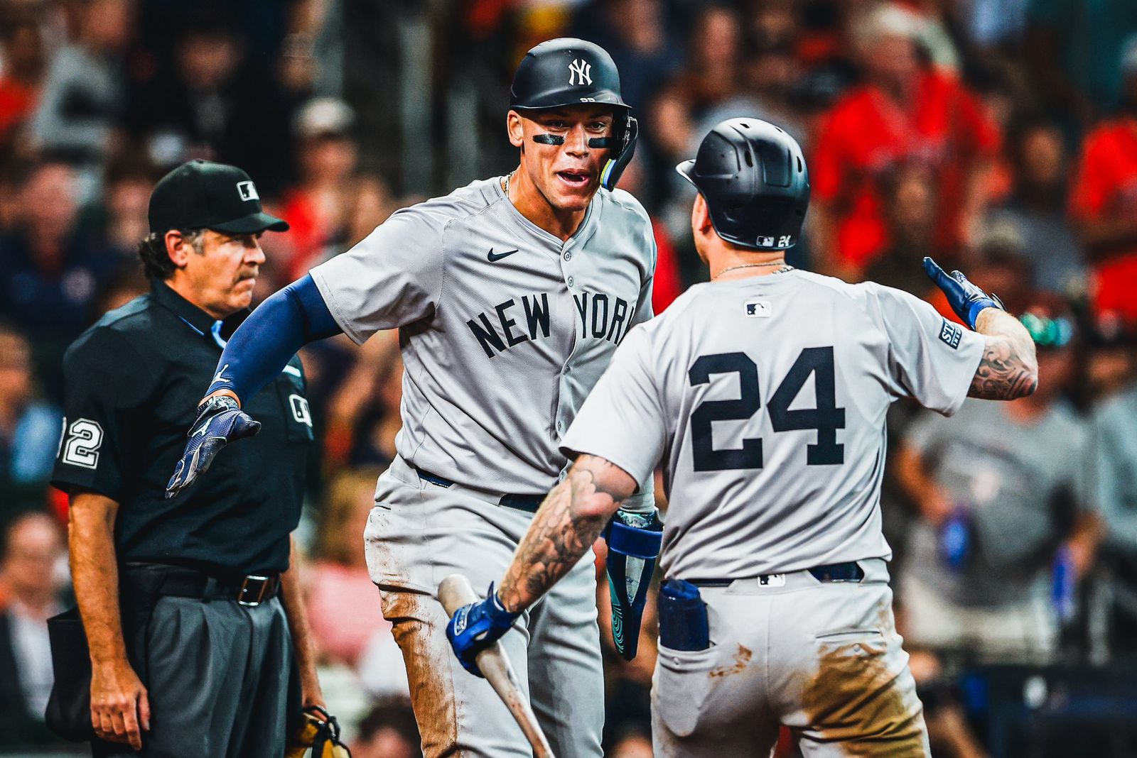 Alex Verdugo jugador de los yankees de Nueva York festejando junto a uno de sus compañeros