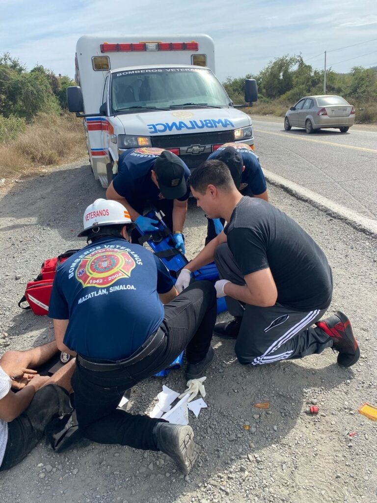 Elementos de Bomberos Veteranos de Mazatlán auxiliando a un joven