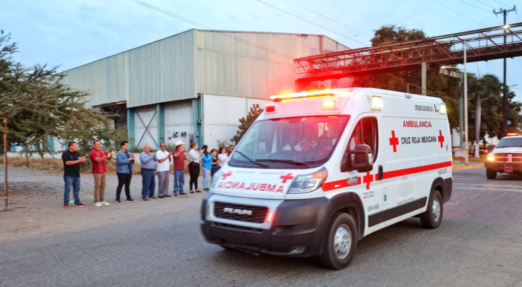 Ambulancia de la Cruz Roja de Navolato durante la caravana que hubo en símbolo de saldo blanco durante Semana Santa