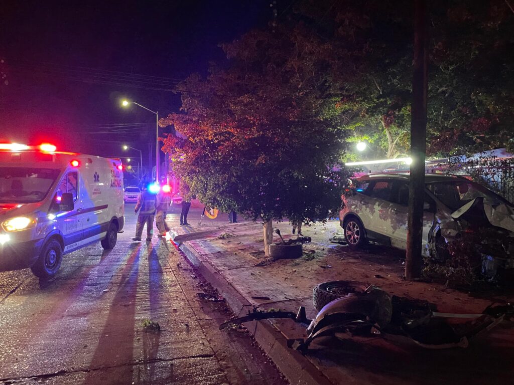 Ambulancia de Summa y camioneta Ford Escape en el lugar del accidente