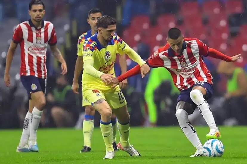 Roberto Alvarado pisa el balón ante la marca de Diego Valdés