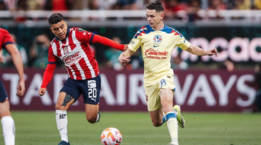 Jugador de Chivas y de América durante partido