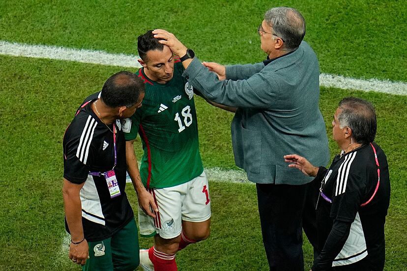 León Andrés Guardado en el campo de juego de la Liga Mx