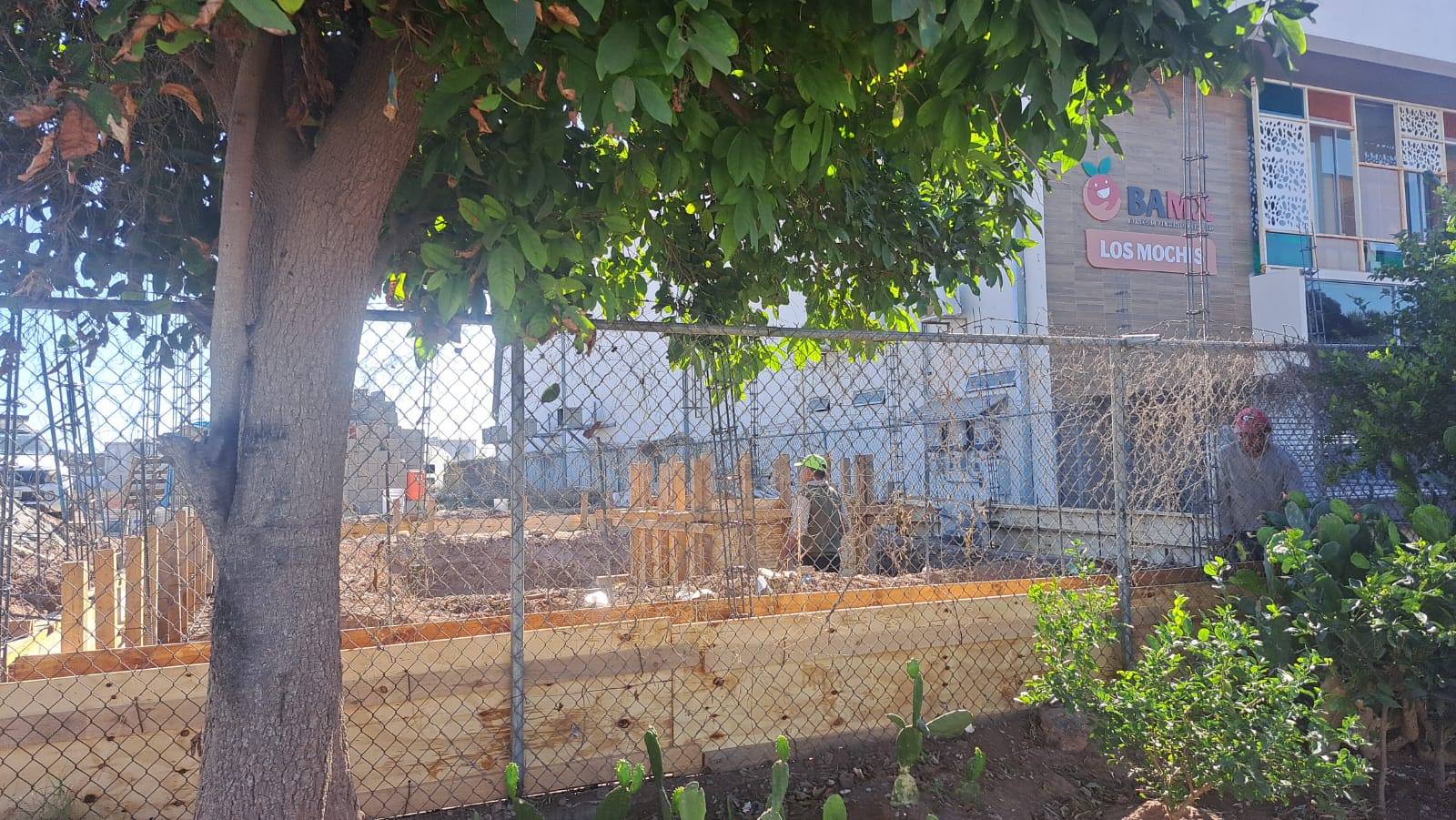 La antena de telefonía la están instalando muy cerca de las viviendas.