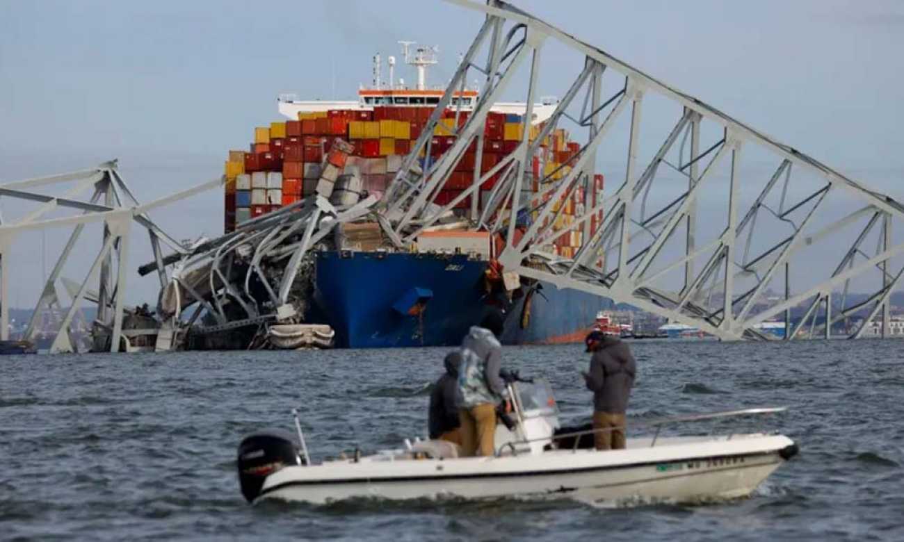 Armada de EU envía barcazas a Baltimore para retirar escombros del puente