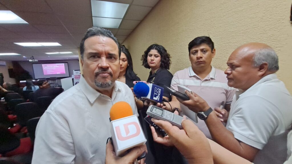 Arturo Fajardo Mejía en entrevista con los medios de comunicación en Mazatlán