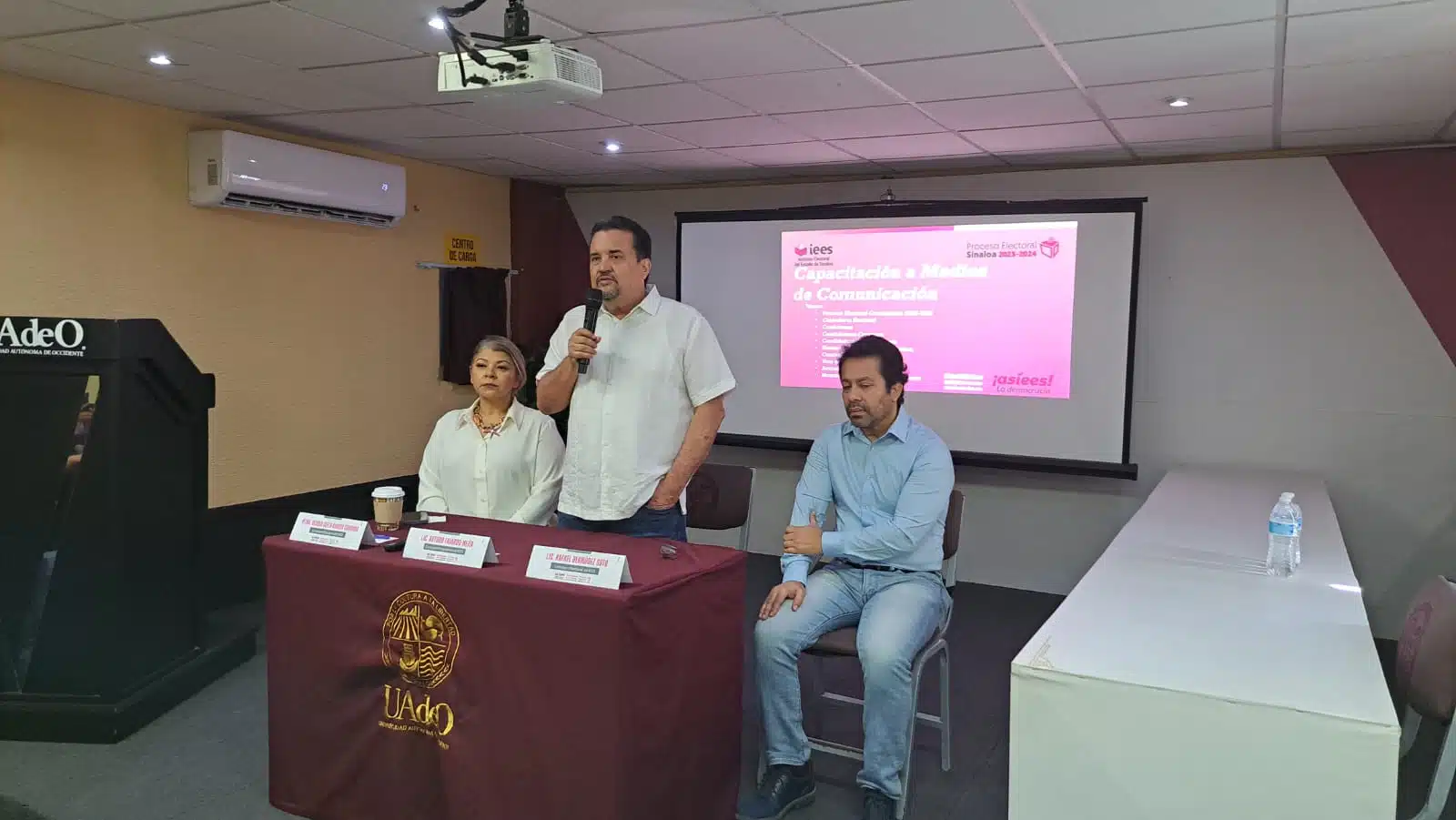 Arturo Fajardo Mejía en conferencia de prensa en la UAdeO en Mazatlán