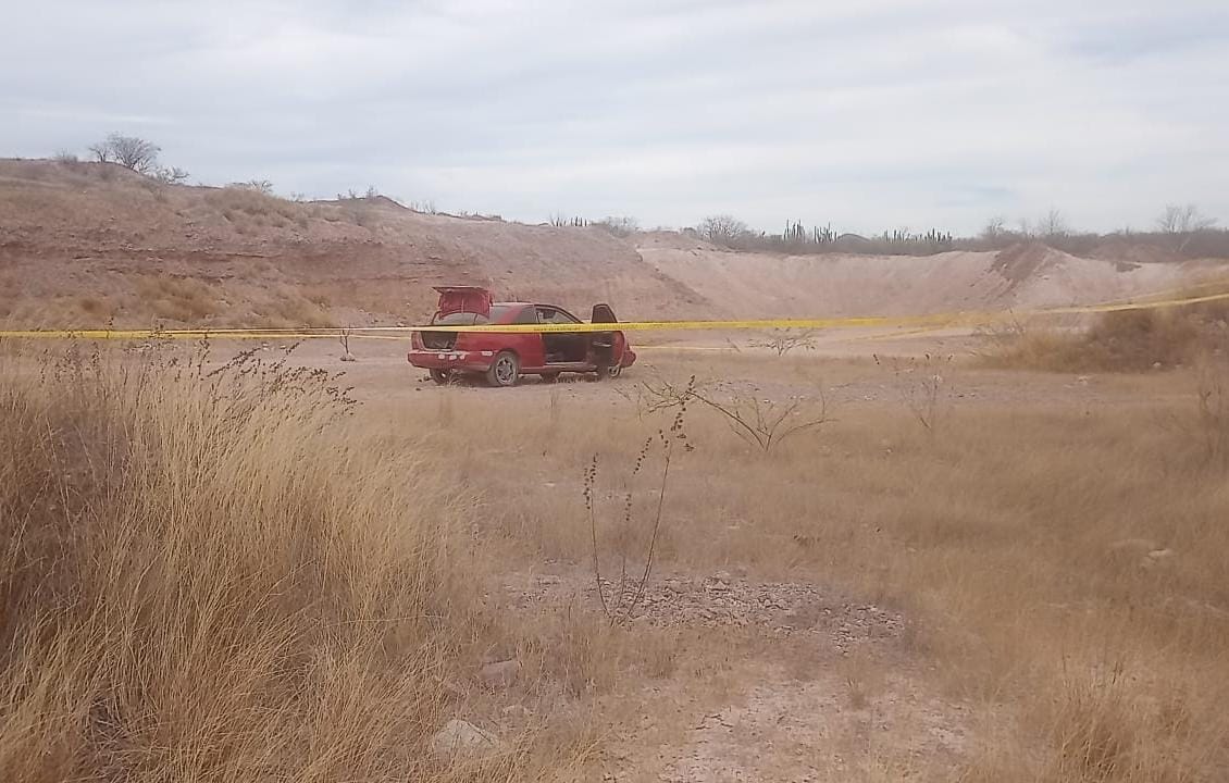 El cuerpo fue localizado a un costado de un vehículo Nissan Sentra rojo.
