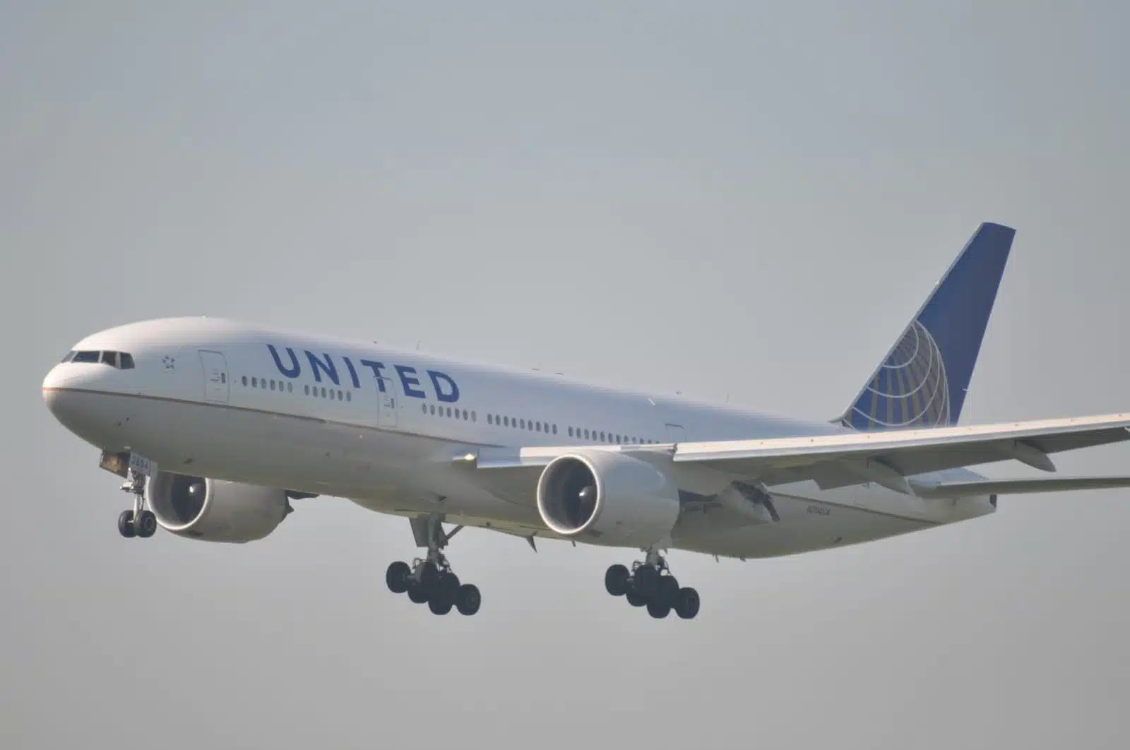 Así fue el aterrizaje de un avión de United Airlines tras perder una llanta