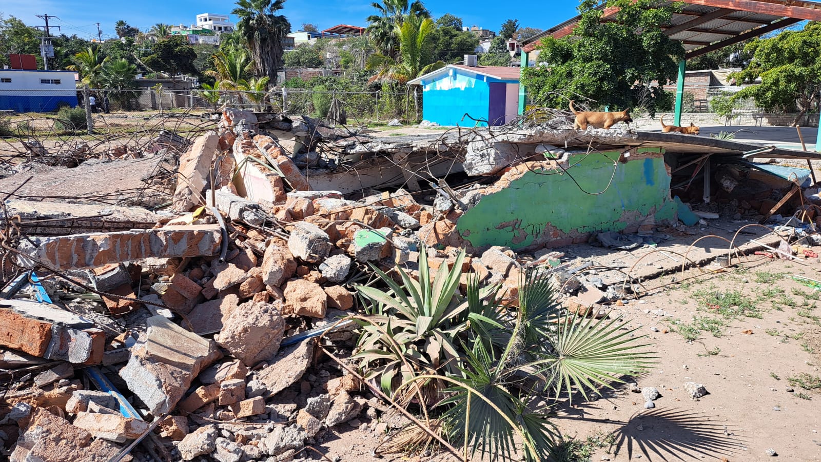 Aulas del kínder de El Huitussi derribadas por los padres de familia