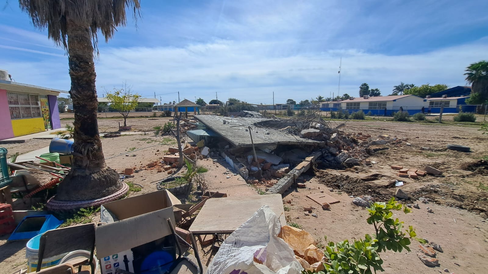 Aulas del kínder de El Huitussi derribadas por los padres de familia