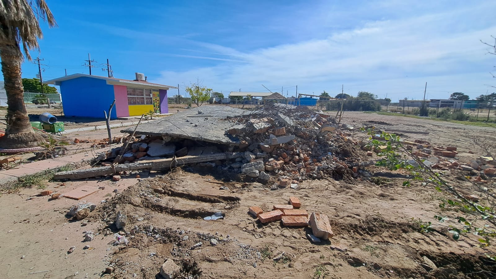 Aulas del kínder de El Huitussi derribadas por los padres de familia