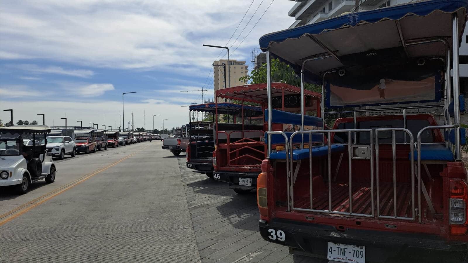 Aurigas estacionadas en Mazatlán