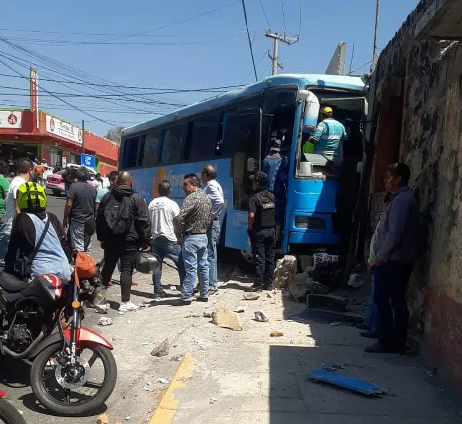 Autobús se queda sin frenos en Morelos; hay 15 lesionados