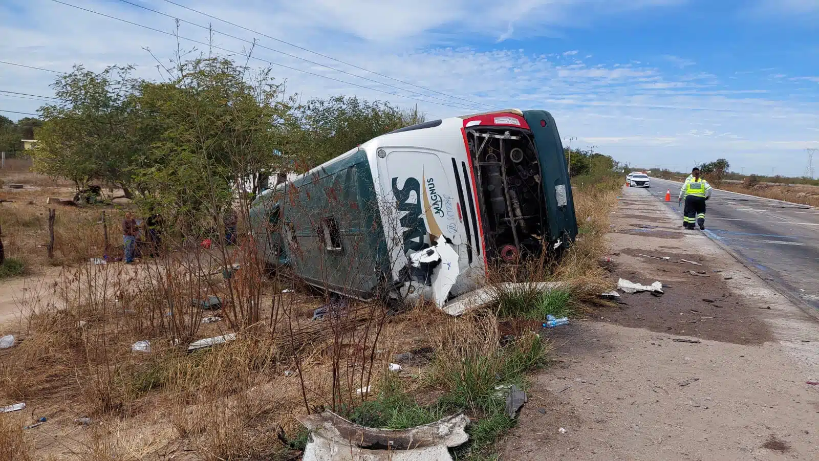 Autobús Norte de Sinaloa volcado en la México 15