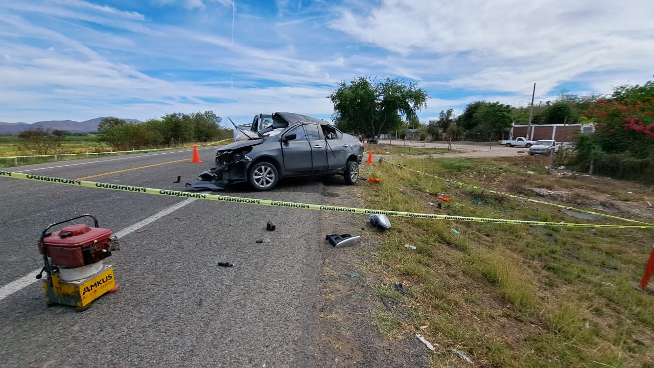 camioneta Ford Lobo, blanca y Nissan Versa, gris, accidentados sobre la carretera México 15 en la sindicatura de Pericos.