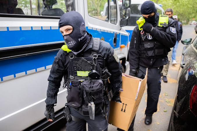 Autoridades alemanas realizan redadas tras denuncias de hechos misóginos