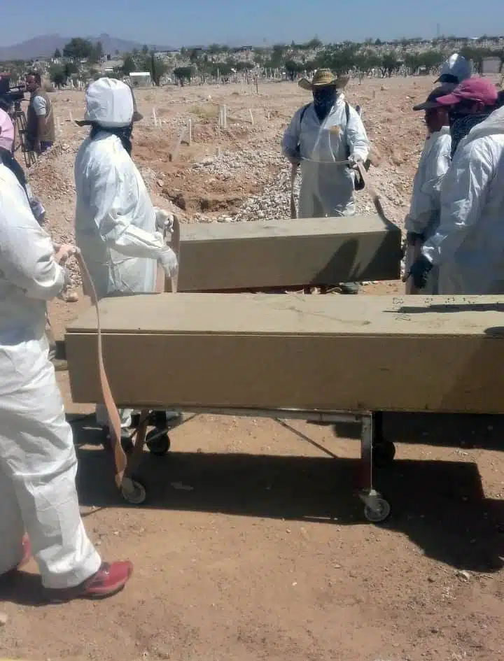 Autoridades en Chihuahua sepultan 67 cuerpos sin identificar