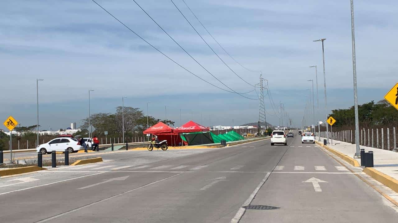 Anenida de Mazatlán con carpas al costado de uno de los carriles