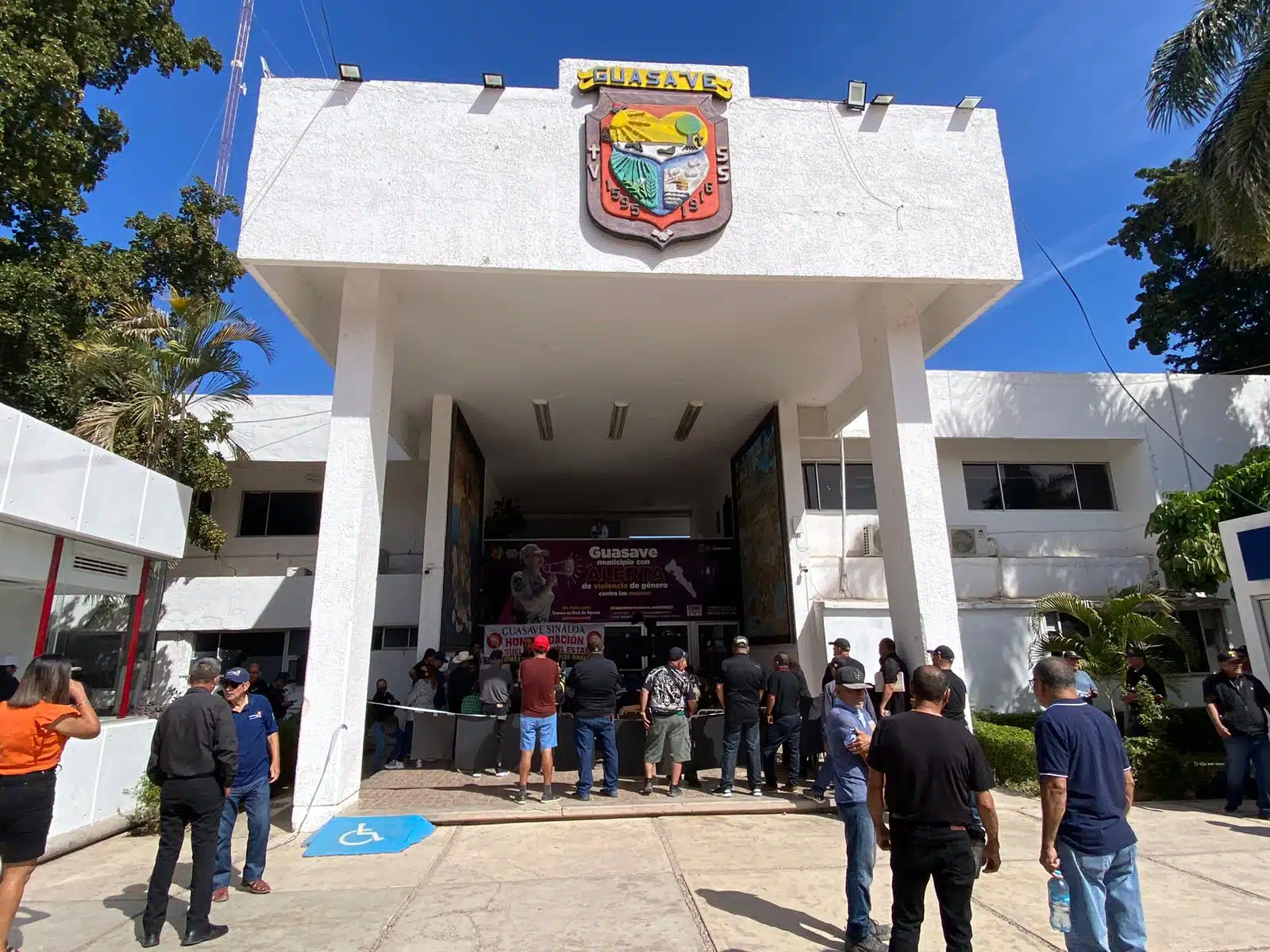 Guerreros Unidos toman las instalaciones del Ayuntamiento de Guasave