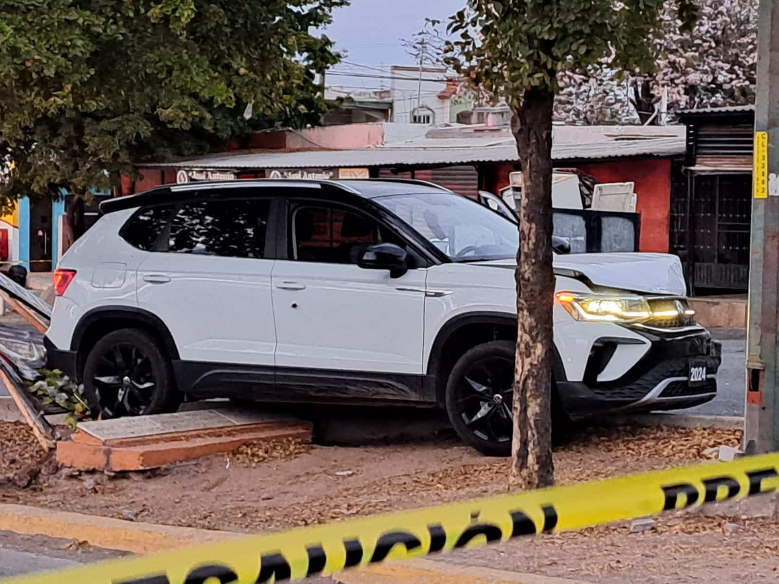 Camioneta en la que hirieron de bala a un hombre en Culiacán